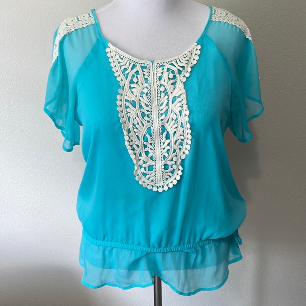 Women’s Short Sleeve Apt 9 Size Medium Dressy Summer Blouse with Lace Detailing